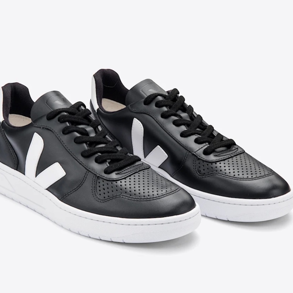 Veja V10 Leather Low-Top Lace up Classic Sneakers